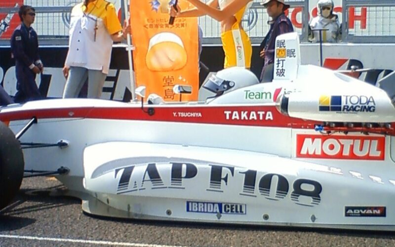 Formula 4 F4に 電池パックを供給